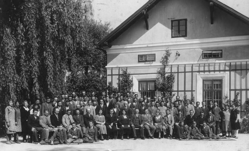 Vor Beginn des Zweiten Weltkrieges beschäftigte die Baumschule neben den Familienangehörigen 30 Gärtnermeister und 90 Hilfskräfte. Der Katalog 1934/35 umfasste bereits über 1.800 verschiedene Arten und Sorten von Pflanzen. In der Mitte sitzend (v.l.) Franz III. mit den Eltern Adolfine und Franz Praskac II.
