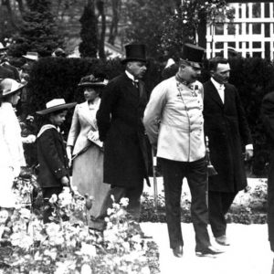 Thronfolger Erzherzog Franz Ferdinand, in Begleitung von Sophie Fürstin von Hohenberg, wird von Franz Praskac II. durch eine Rosenausstellung in der Gartenbaugesellschaft am Wiener Parkring geführt